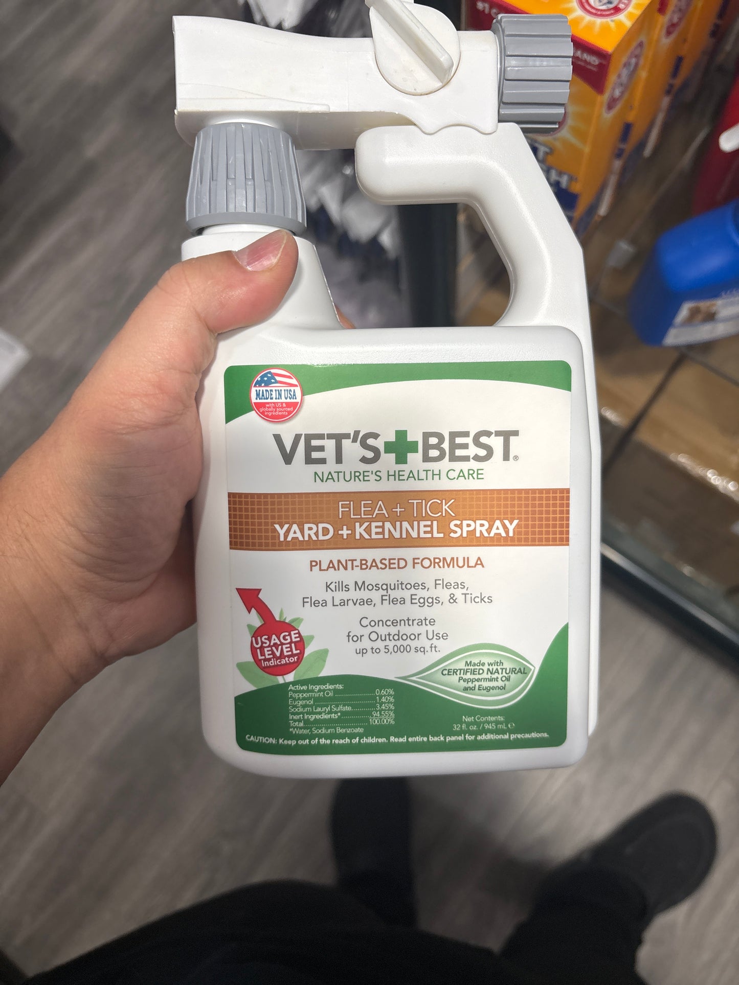 Vet's Best Flea and Tick Yard and Kennel Spray - kills Mosquitoes with Certified Natural Oils - Plant Safe with Ready-to-Use Hose Attachment - 32 oz