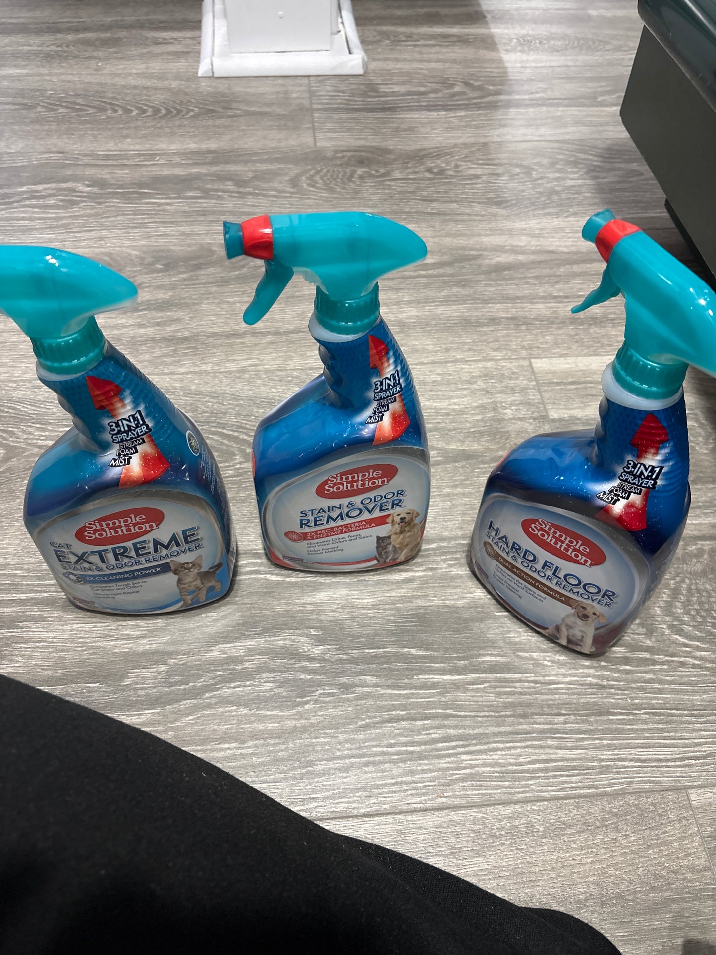 Simple Solution Hard Floor Extreme Pet Stain and Odor Eliminator Spray, Dog and Cat Enzyme Cleaner, Pro-Bacteria Cleaning Power, Strong Urine, Pee and Poop Smell Remover